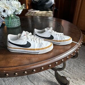 Nike Legend Sneakers. Size 6. Great condition